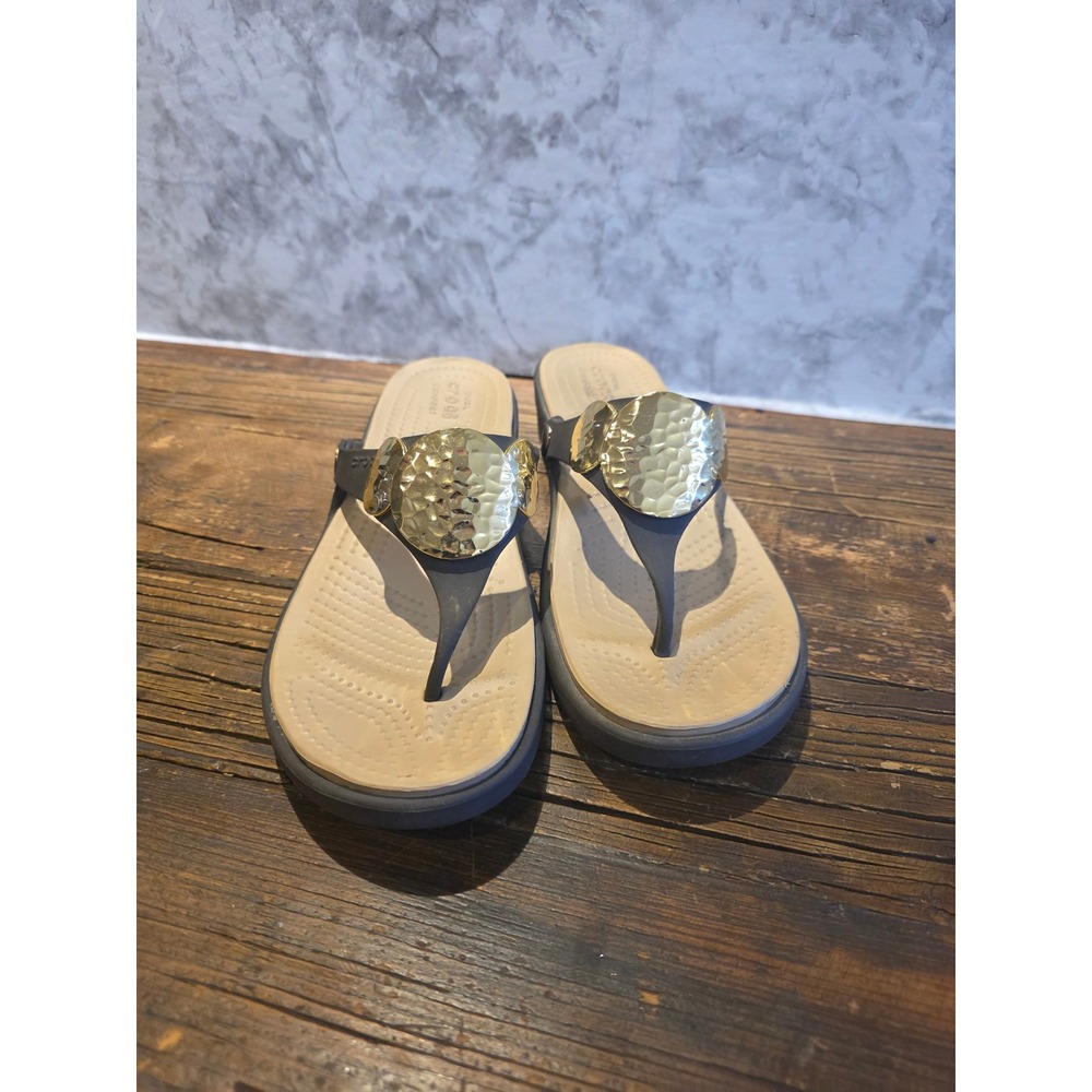 Crocs Sanrah Hammered Circle Wedge Sandals Black Tan Gold Medallion Womens 10 - Picture 1 of 6